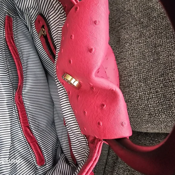 Two piece shoulder bucket bag includes wallet. Faux ostrich leather.  Smoke free - Picture 5 of 6